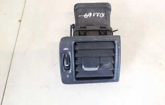 Volvo V50 Dash center air vent grill y01103