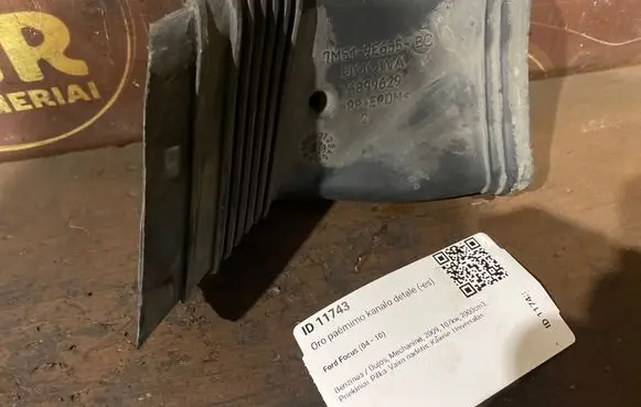 Ford Focus Air intake duct part 7M519E635
