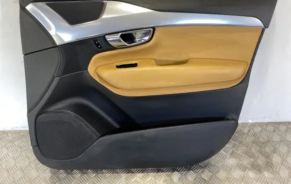 Volvo XC90 Front door card panel trim