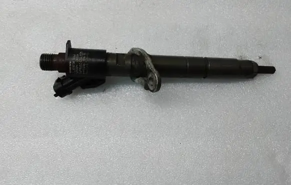 Volvo S60 Fuel injector 31303238