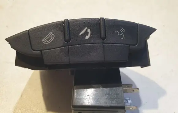 Mitsubishi Outlander Steering wheel buttons/switches 75B474