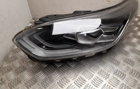 KIA Ceed Headlight/headlamp 92101J7110