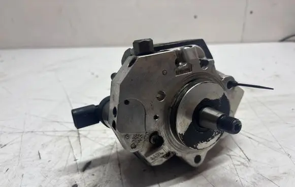 BMW 3 E90 E91 Fuel injection high pressure pump 7798333 0445010146