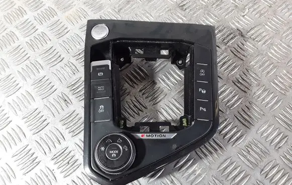 Volkswagen Tiguan Center console 5NB864263