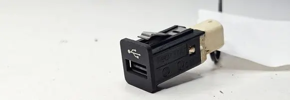 BMW 3 E90 E91 USB socket connector 9167196