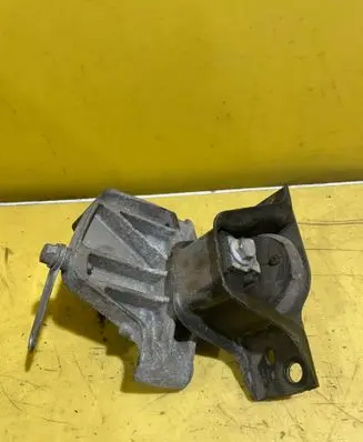 Renault Modus Engine mounting bracket
