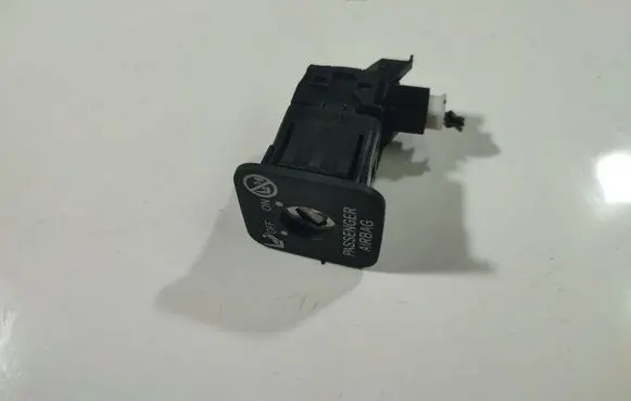 Toyota Avensis T270 Passenger airbag on/off switch 