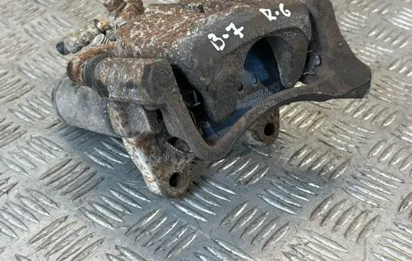 Volkswagen PASSAT B7 Rear brake caliper
