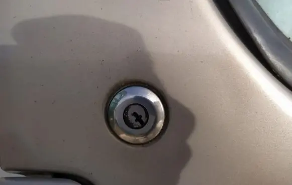 Citroen Berlingo Front door lock (next to the handle) 