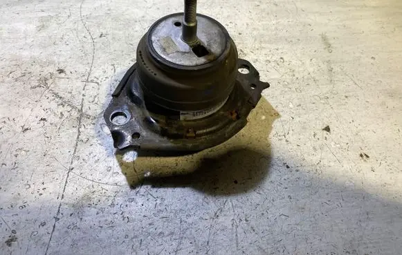 Jeep Grand Cherokee Engine mount bracket