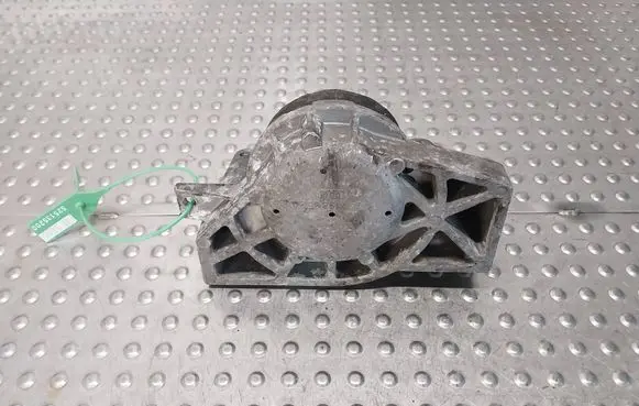 Engine mount vacuum valve