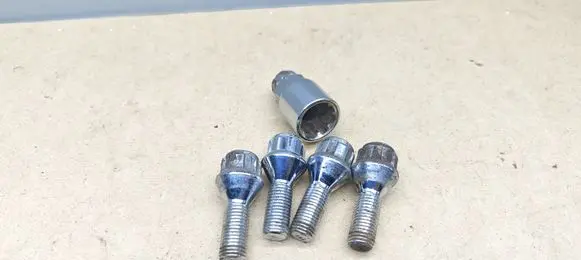 Mercedes-Benz CLK A209 C209 Anti-theft wheel nuts and lock 
