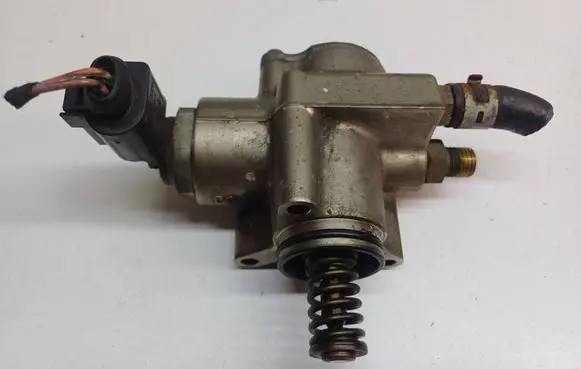 Volkswagen Touran I Fuel injection high pressure pump 03C127025T