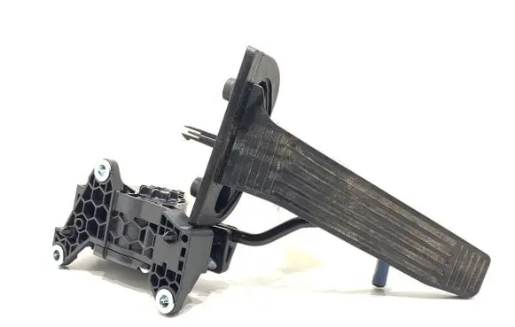 Toyota Camry VIII XV70 Accelerator throttle pedal 7811033171