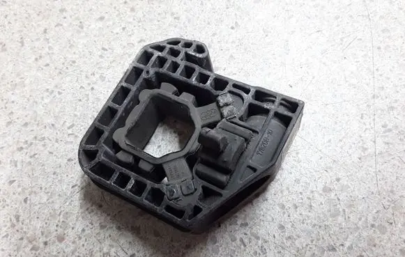 Radiator mount bracket