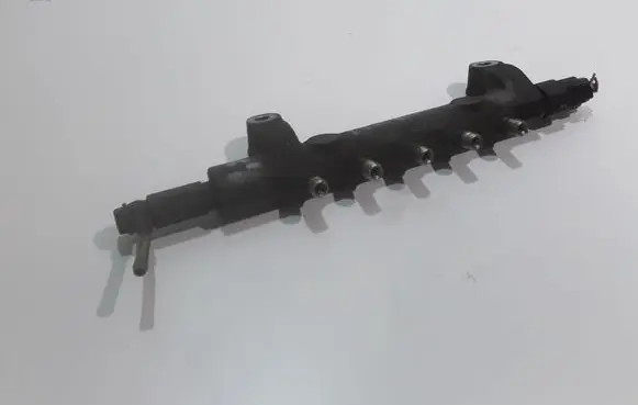 Nissan Primera Fuel injector supply line/pipe 