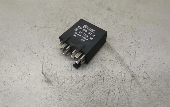 Volkswagen Golf III Other relay 028906124B