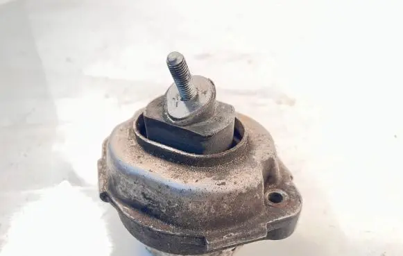 BMW X5 E70 Engine mount bracket 6758444