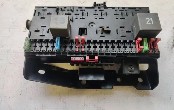 Volkswagen PASSAT B3 Fuse module 171941813D