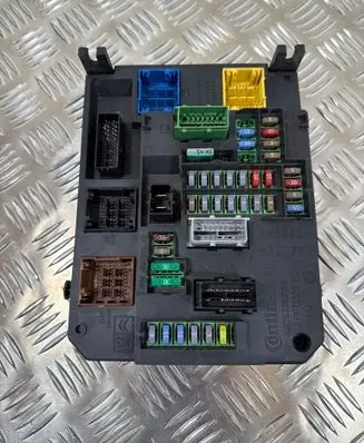 Peugeot 308 Fuse module 9806687880 BSIQ0301 A2C38848600