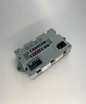 Jaguar XJ X351 Fuse module SW71739084