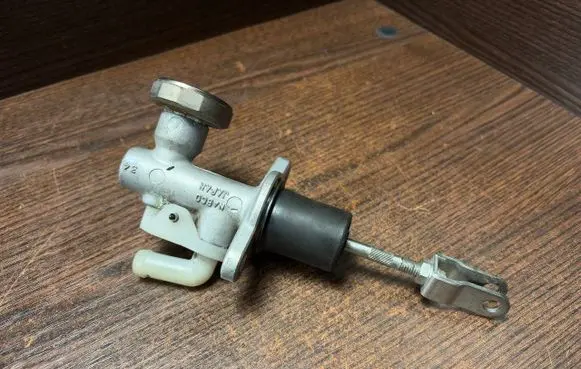 Nissan King Cab, Navara Clutch master cylinder 306102S407