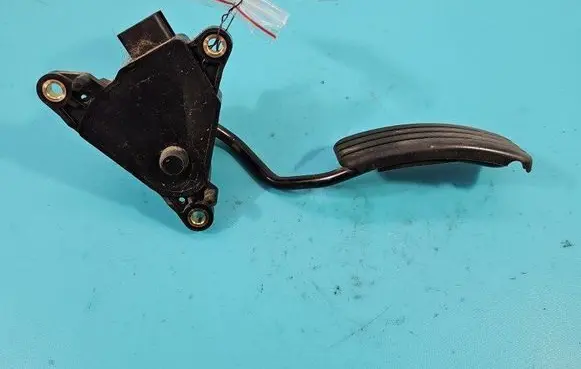 Accelerator throttle pedal