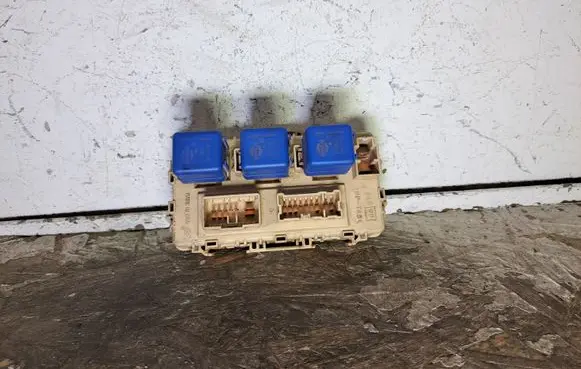 Nissan X-Trail T30 Fuse module A0210 2523079981