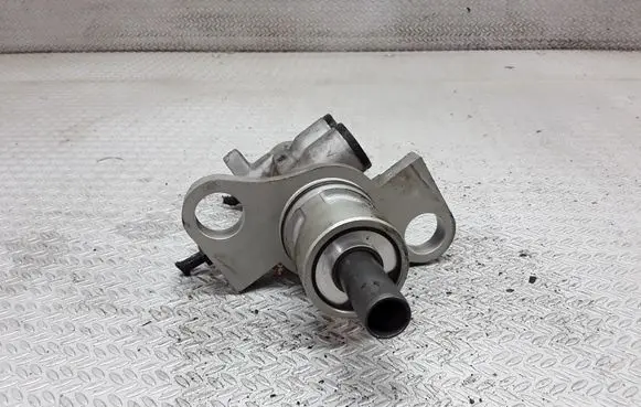 Master brake cylinder