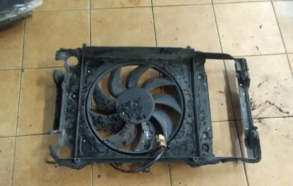 Audi A2 Radiator cooling fan shroud 8Z0121207B