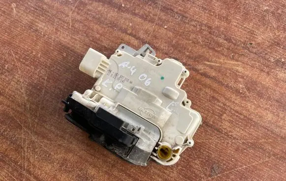 Audi A4 S4 B7 8E 8H Front door lock 8E1837015AA