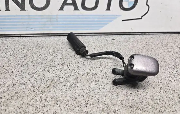 BMW 5 E39 Windshield washer spray nozzle 61668361042