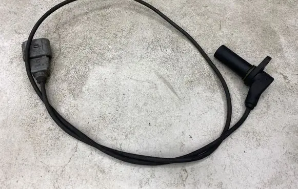 Volkswagen PASSAT B5.5 Crankshaft position sensor 038907319E