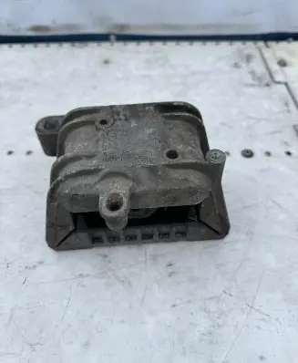 Volkswagen PASSAT B6 Engine mount bracket 1K0199262