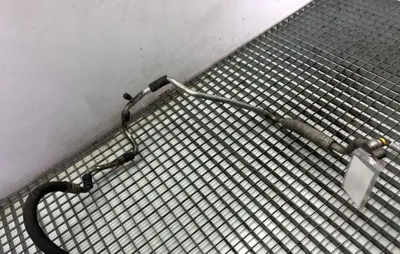 Volkswagen Touran I Air conditioning (A/C) pipe/hose 1T0820743AA