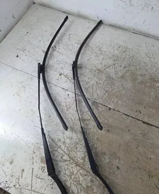 Volkswagen Golf Plus Front wiper blade arm