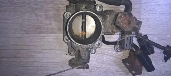Mazda 626 Throttle valve e9t06871