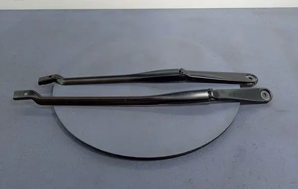 Front wiper blade arm