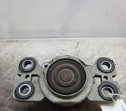 Volvo V60 Engine mount bracket