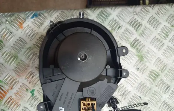 Volkswagen PASSAT B5.5 Heater fan/blower 740221233F 8D1820021