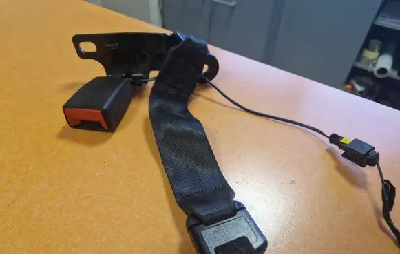 Fiat 500X Middle seatbelt buckle (rear) 735641551 34210663C 1Z0916