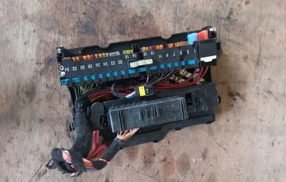 BMW X3 E83 Fuse box set 8387153