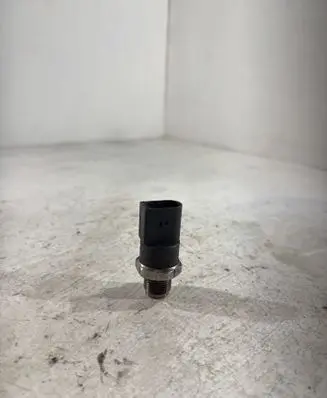 Mercedes-Benz E W211 Fuel pressure sensor A0041536728 0281002504