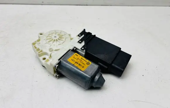 Volkswagen Golf IV Front door window regulator motor 1C1959801A 105404301 05074200