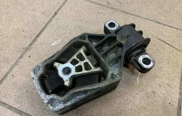 Mercedes-Benz GLA W156 Engine mount bracket A2462401209