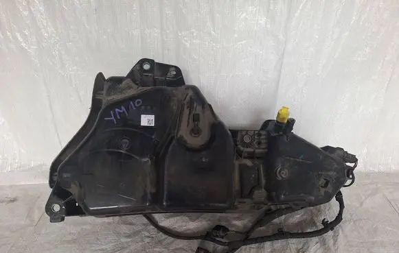 Volkswagen Touareg II AdBlue liquid reservoir 5Q0131877S 5Q0131969E