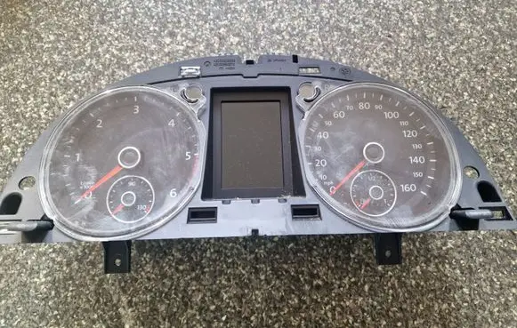 Volkswagen PASSAT B7 Speedometer (instrument cluster) 3AA920970A