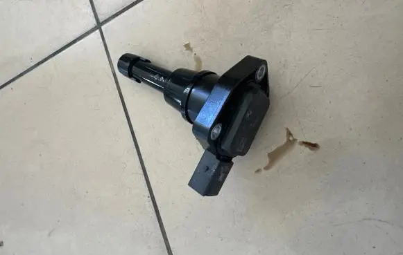 BMW 2 F46 Oil level dip stick 8638757