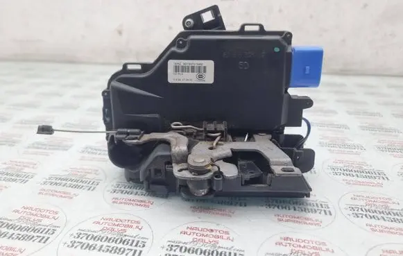 Volkswagen Touran I Front door lock 3D1837016AC