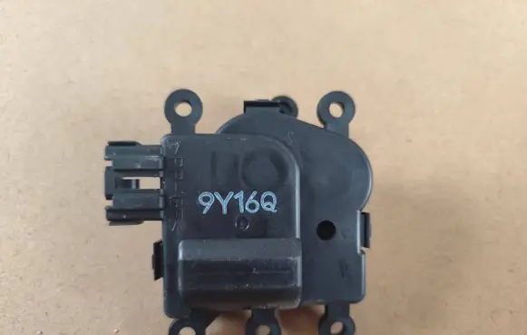 Mazda 3 II Air flap motor/actuator 9Y16Q